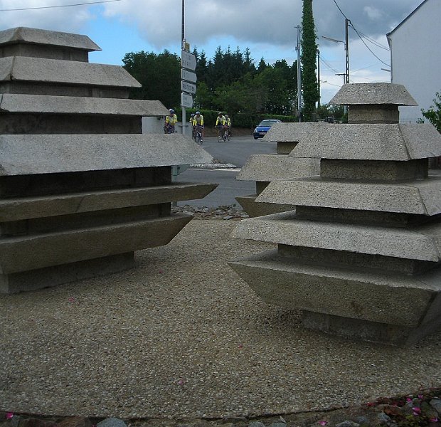 2011-06-16 53 Le Croisty - Rond-point de la Fontaine de Vie.JPG